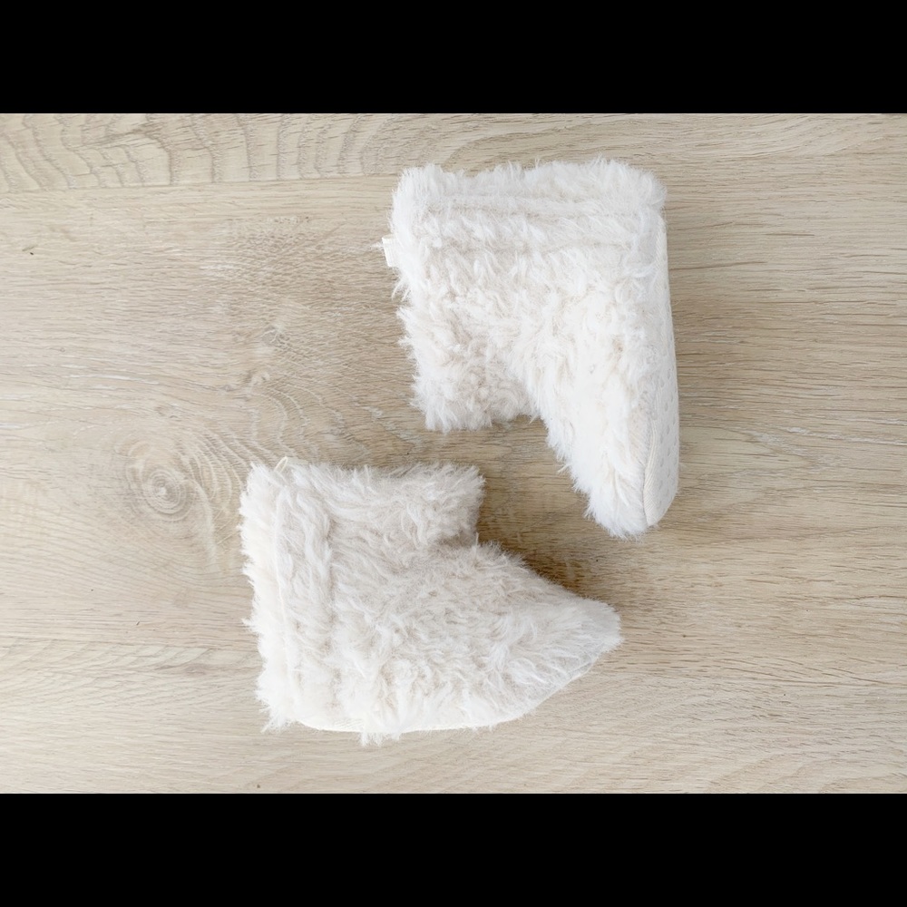 Sweet and fuzzy Old Navy Baby Boots - Picture 4 of 5
